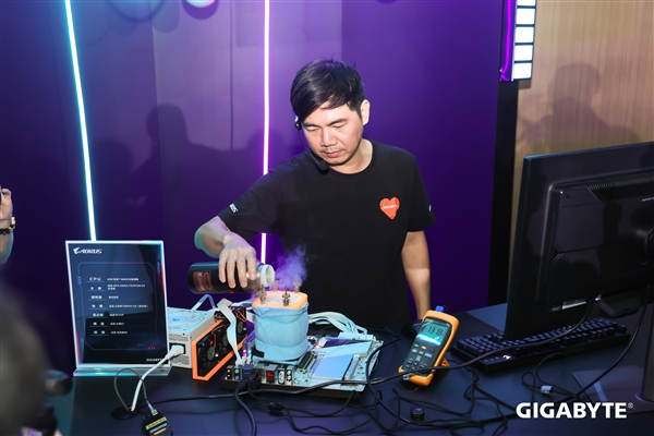 技嘉X870主板助阵，锐龙7 9800X3D超频破7.3GHz！