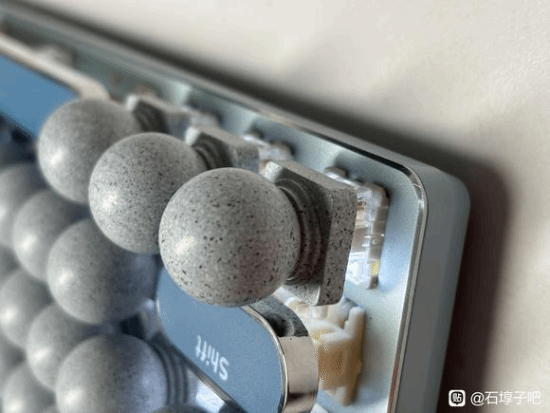 太会玩了！网友推出奇葩配件：石墩子键帽