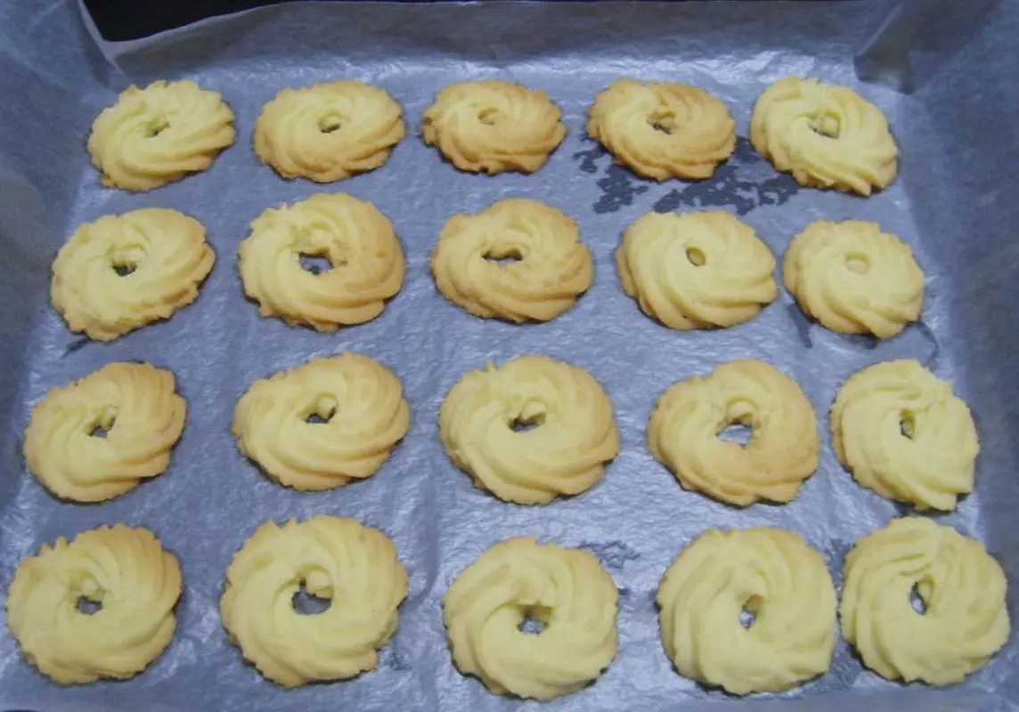 在家烤曲奇为何形状不一？揭秘原因！