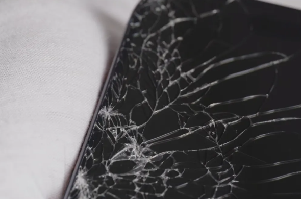 iPhone 17 Pro抗摔性差，跌落易碎屏