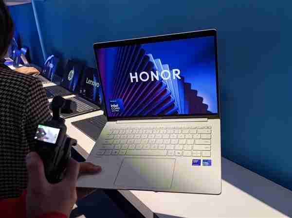 要买笔记本等等!超200款Intel酷睿Ultra 300新机杀到:本月正式开售