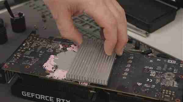 RTX 2060装上双CPU塔式散热器：热点温度骤降35°C！