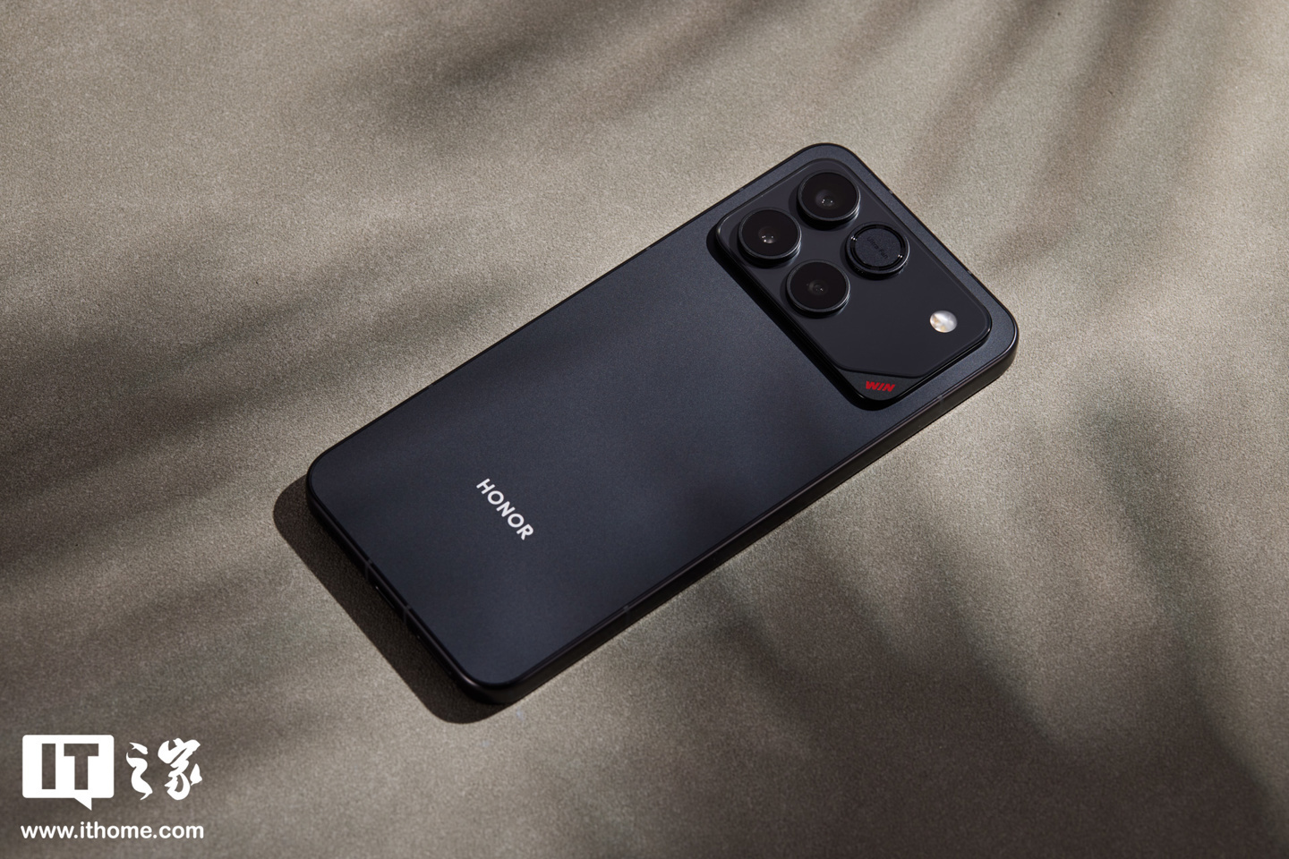 又一块万级大电池：消息称荣耀额定容量 10690mAh 新电池试产