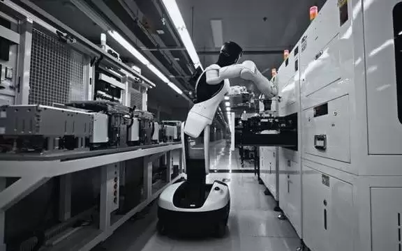 全球首个！智元机器人实现工业产线“正式工”规模落地