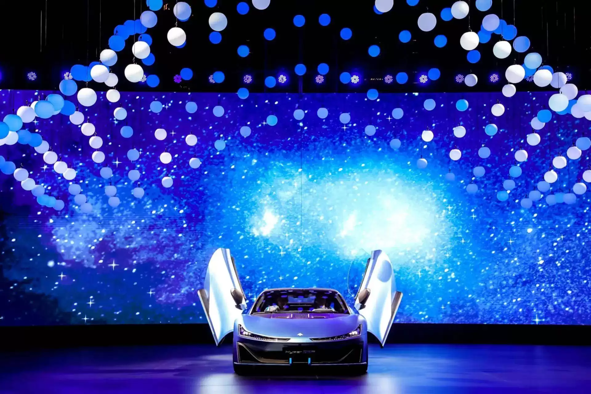 逆境中破局前行，埃安换标推新高端品牌引领行业新变革