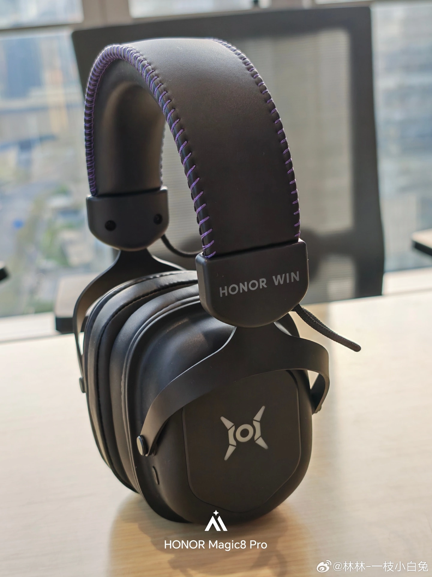 荣耀 WIN 游戏笔记本电脑更多官图公布，外设不只鼠标还有耳机