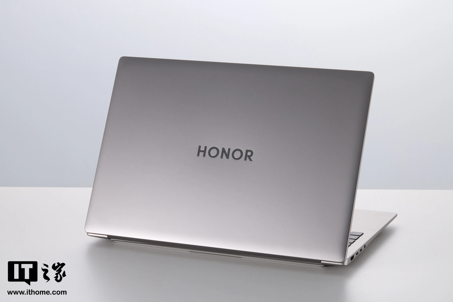 荣耀 MagicBook 16 2026 图赏：内置 92Wh 巨量电池，解锁 15.3 小时长续航体验