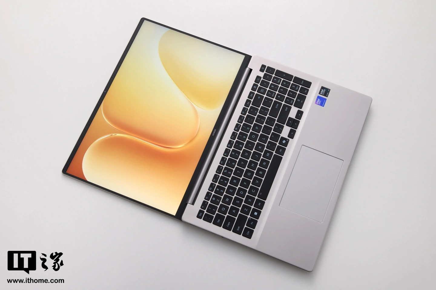 荣耀 MagicBook 16 2026 图赏：内置 92Wh 巨量电池，解锁 15.3 小时长续航体验