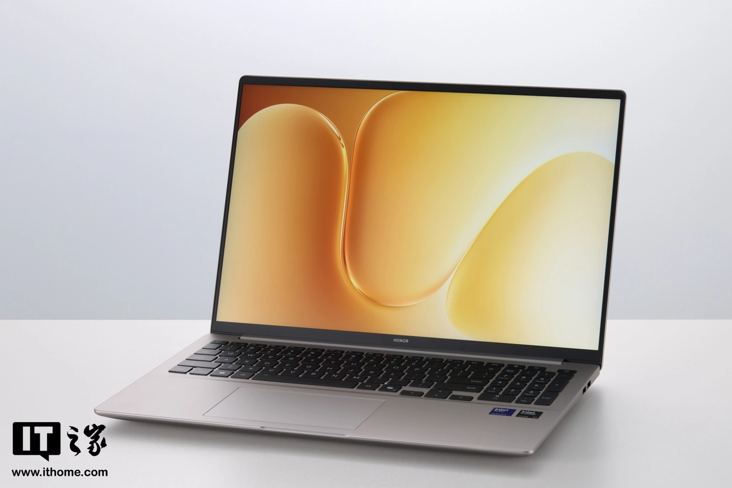 荣耀 MagicBook 16 2026 图赏：内置 92Wh 巨量电池，解锁 15.3 小时长续航体验