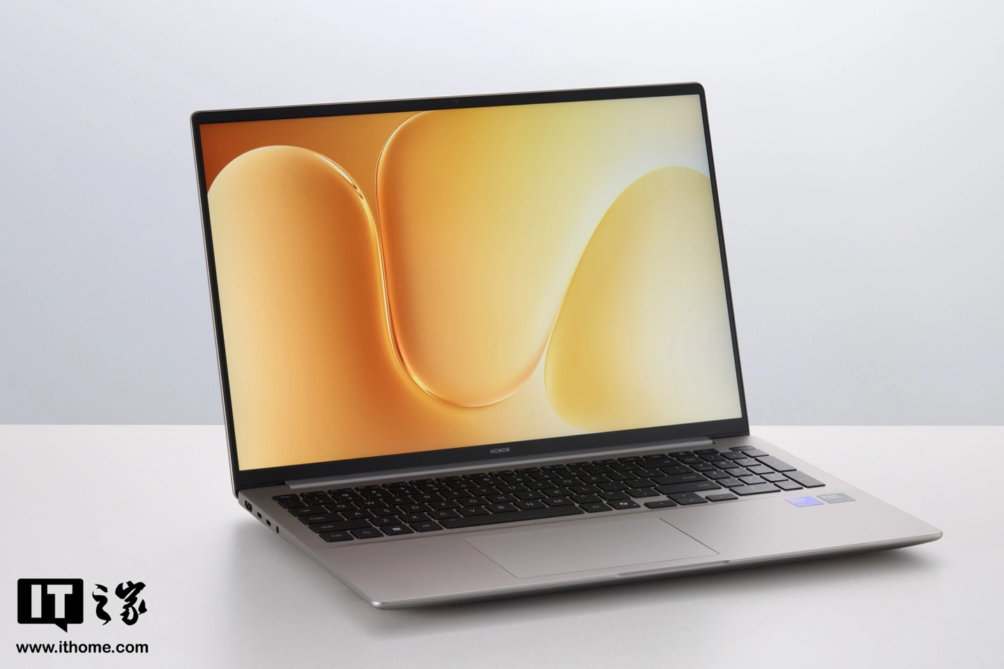 荣耀 MagicBook 16 2026 图赏：内置 92Wh 巨量电池，解锁 15.3 小时长续航体验