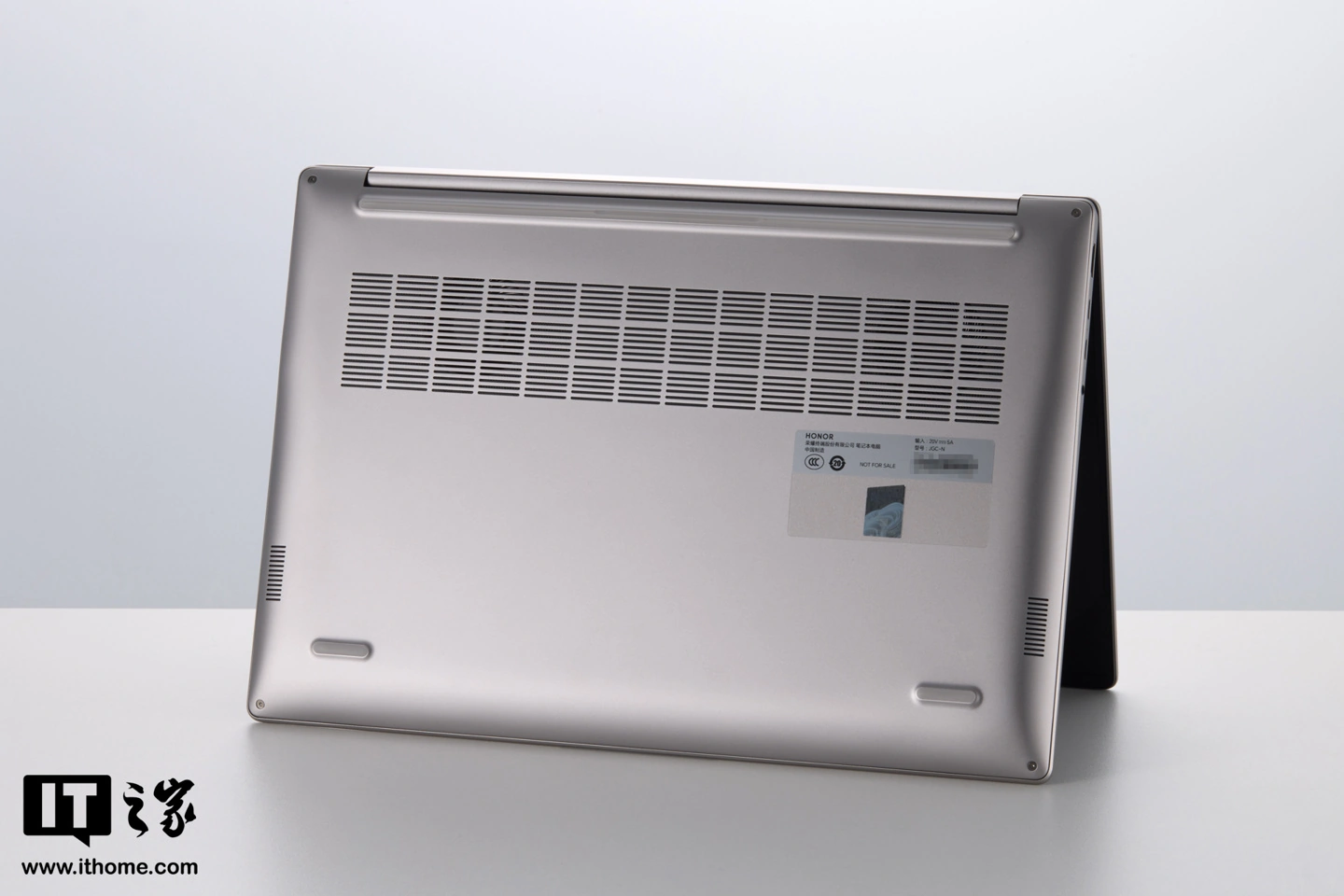 荣耀 MagicBook 16 2026 图赏：内置 92Wh 巨量电池，解锁 15.3 小时长续航体验