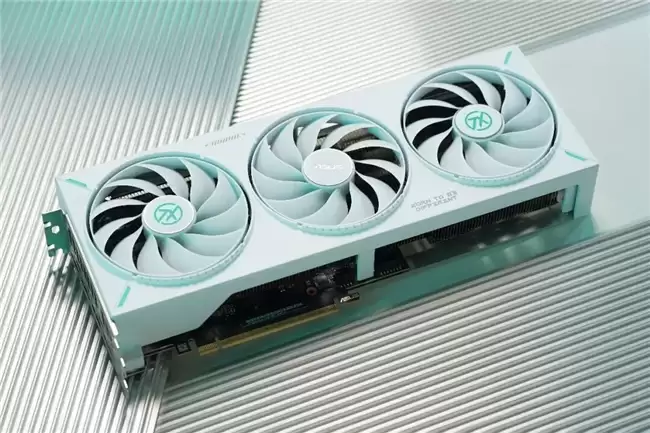 华硕ATS RTX5060Ti显卡散热设计特写