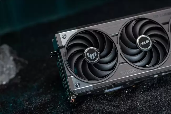 TUF GAMING RTX 5070 显卡外观展示