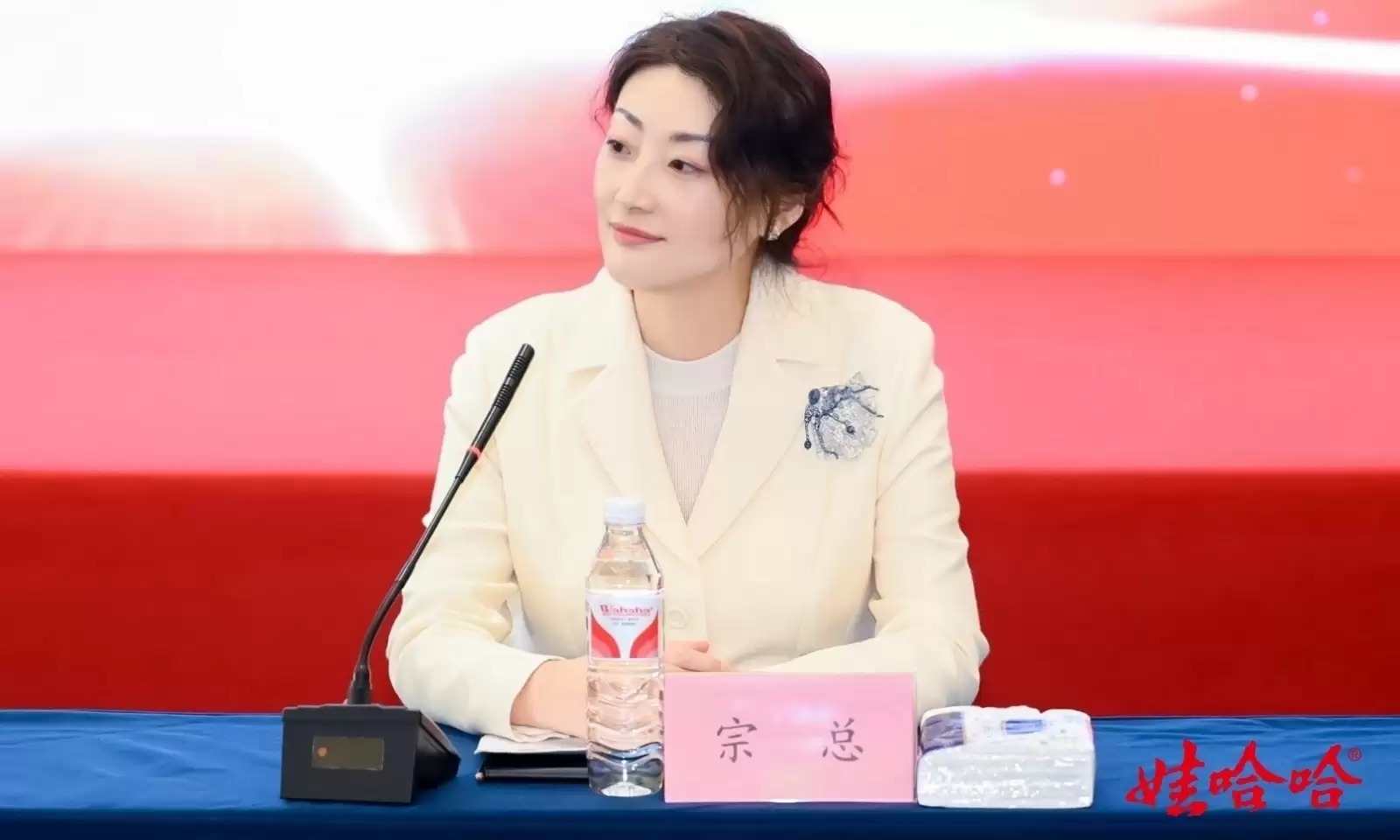 娃哈哈百亿遗产迎来大反转！宗馥莉携弟妹扫墓，真不斗了？