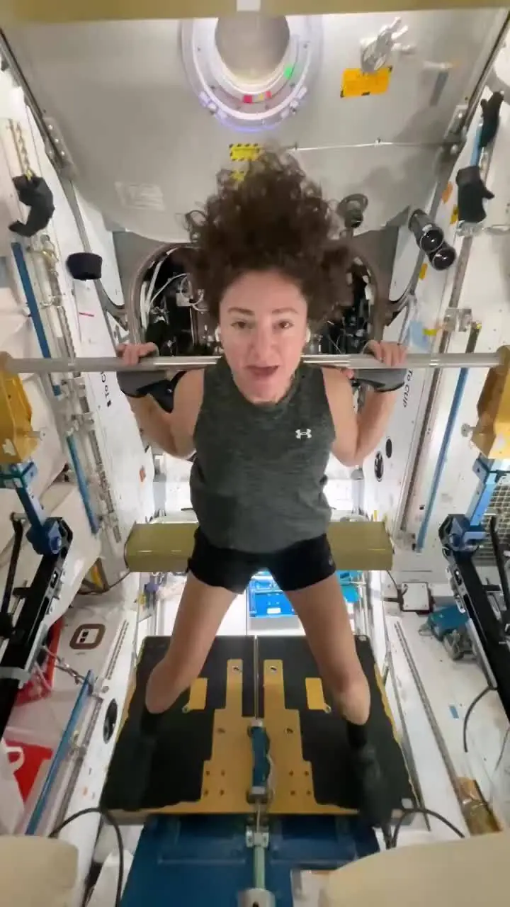 时速 2.8 万公里绕地飞行：苹果 AirPods 陪伴美国宇航员太空健身