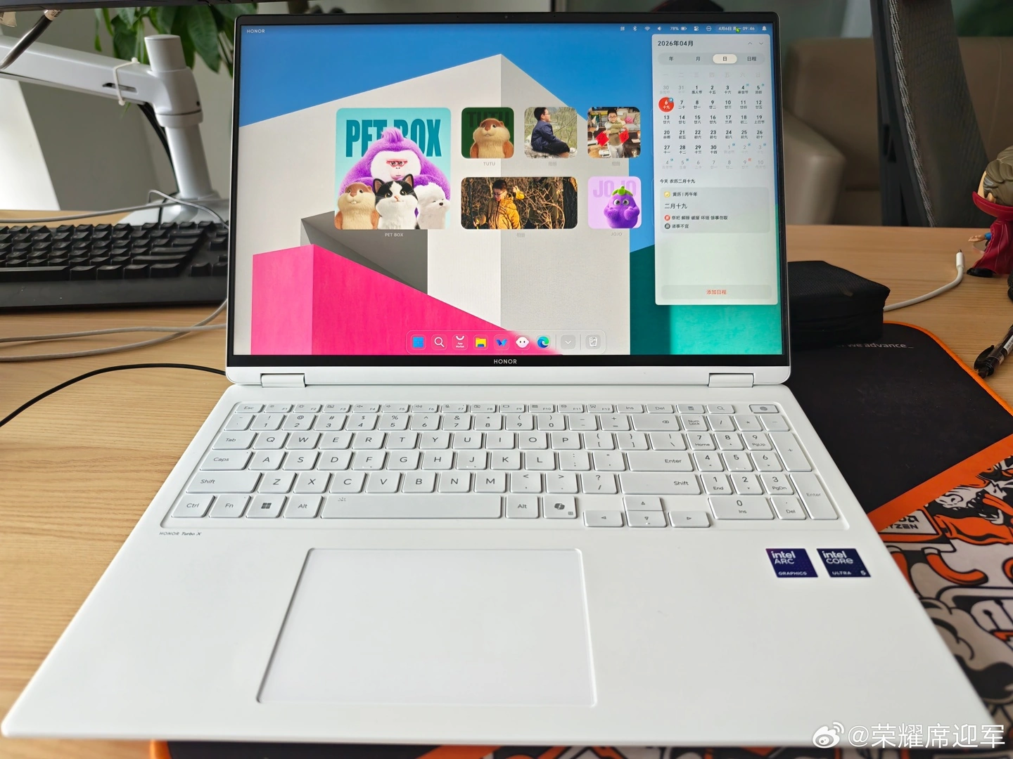荣耀 MagicBook 全新 AI UI 实机再曝：桌面可放三种尺寸相册卡片、Dock 栏外观支持自定义