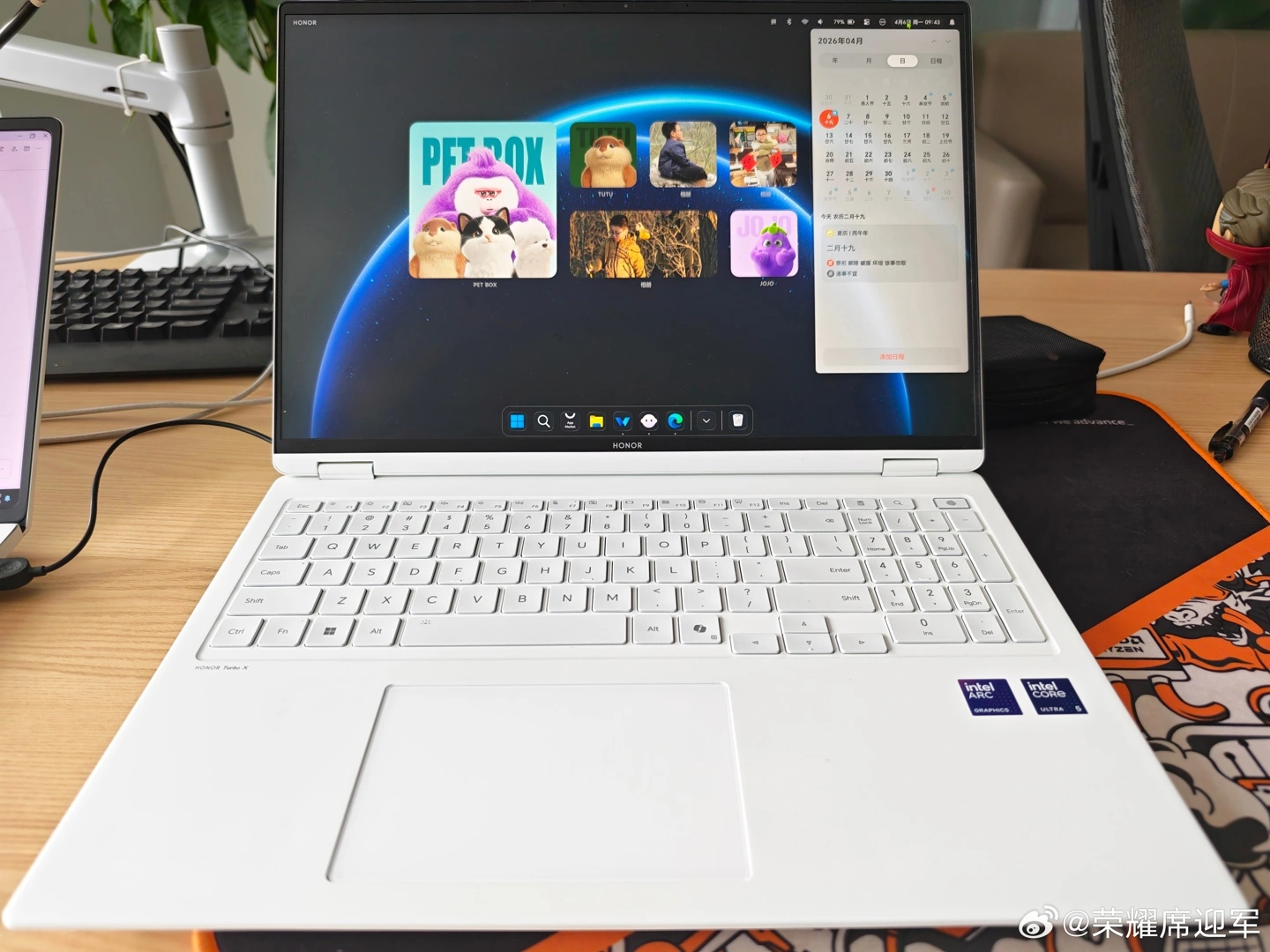 荣耀 MagicBook 全新 AI UI 实机再曝：桌面可放三种尺寸相册卡片、Dock 栏外观支持自定义