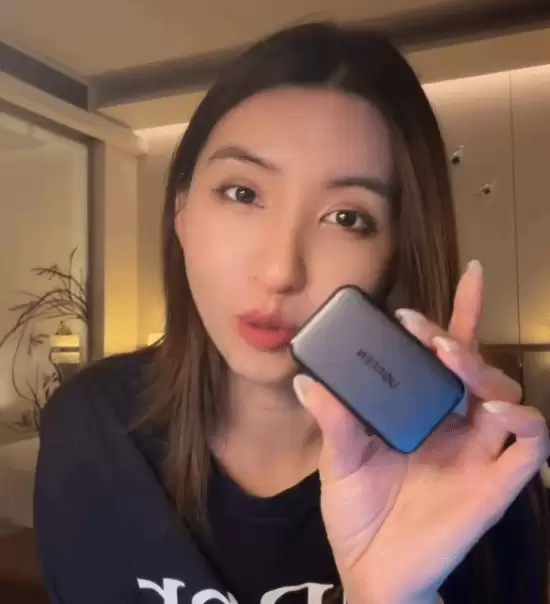 绿联充电头爆炸！女网红差点毁容 客服回应再买打8折