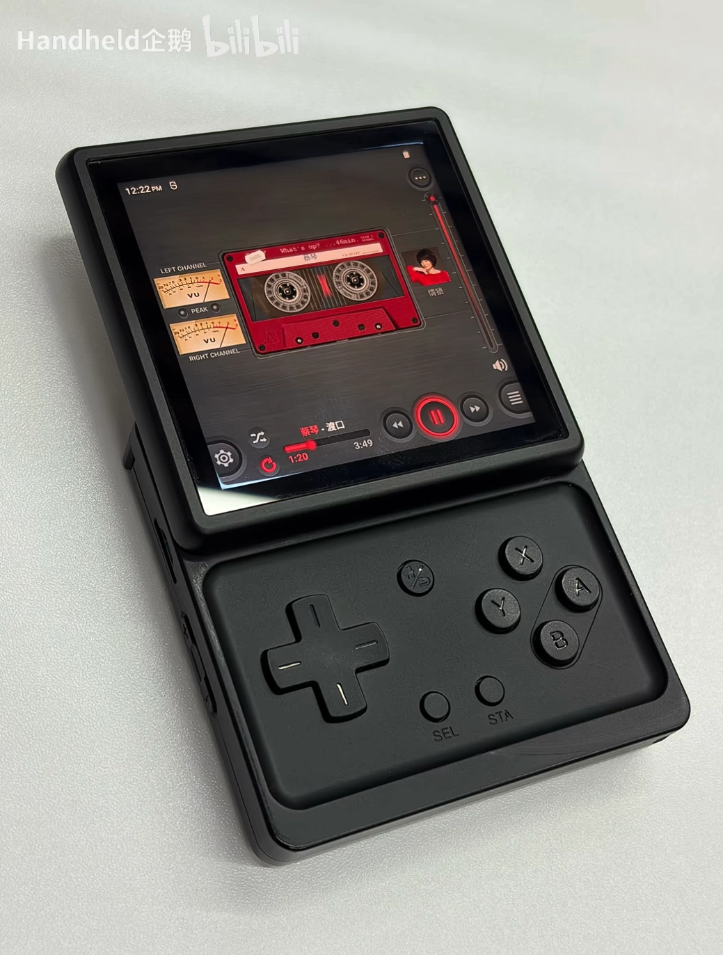 安伯尼克 Anbernic RG Rotate 掌机曝光：旋转翻盖设计，2000mAh 电池