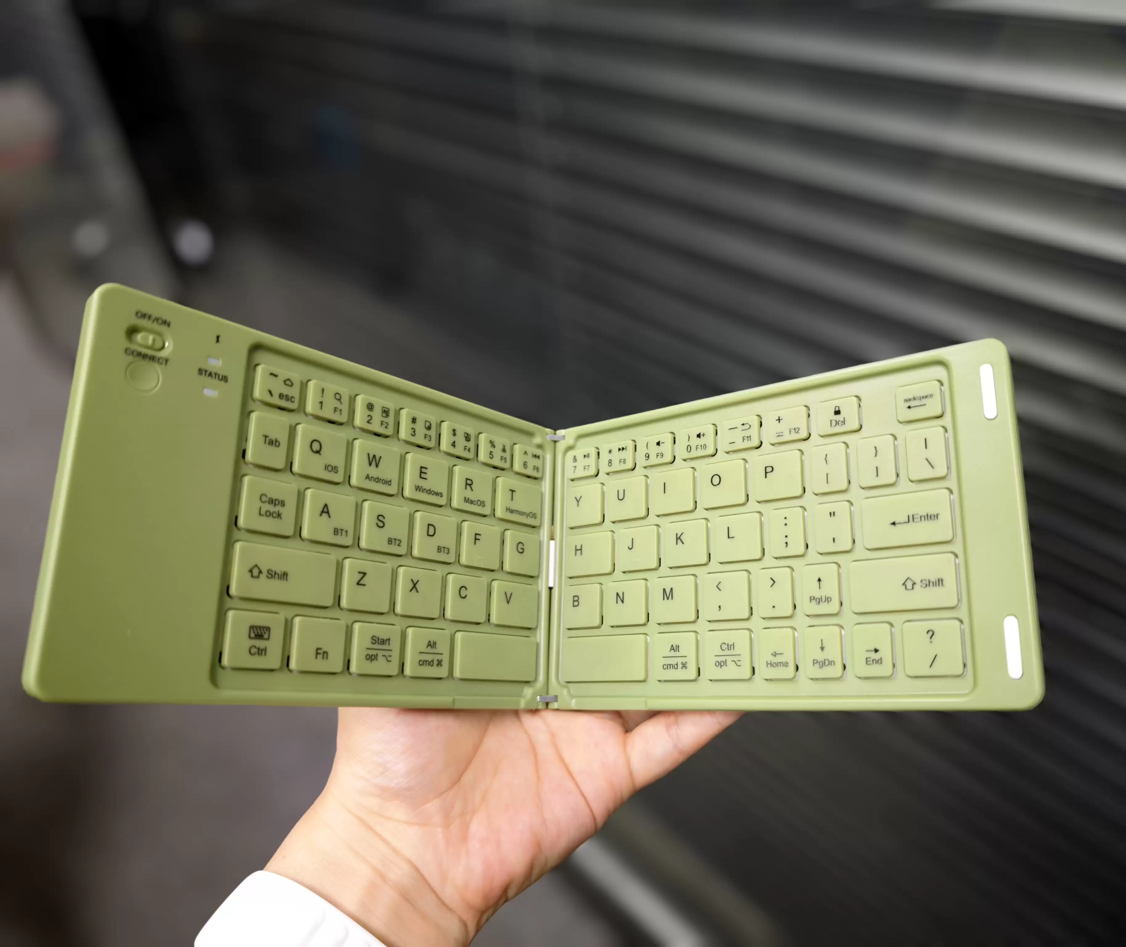 折叠键盘真的好用？实测结果：地铁应急「够用」，但离生产力还很远