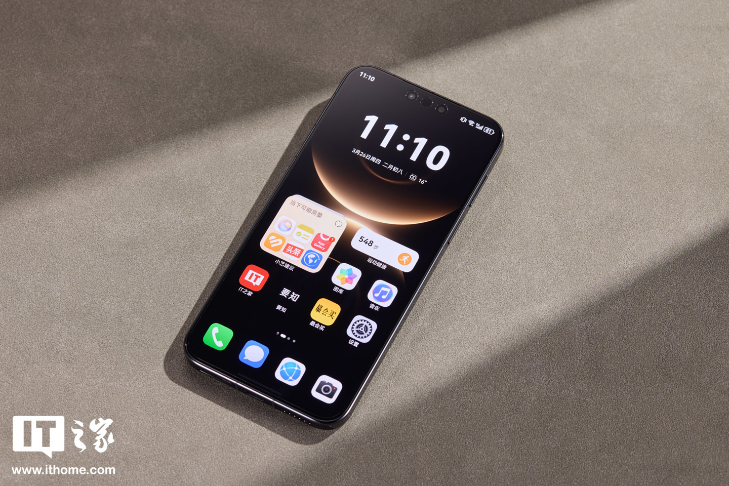 消息称某 TOP5 年底旗舰“大杯”在评估考虑双层 OLED 屏幕，预计是华为 Mate 90 Pro