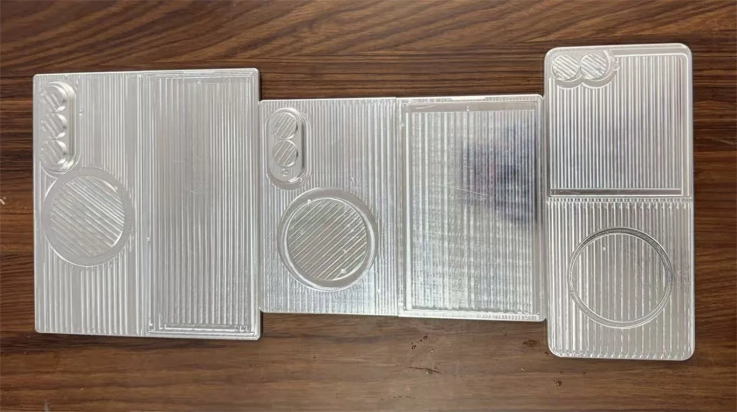 剑指苹果 iPhone Ultra，三星 Galaxy Z Fold8 Wide 阔折叠手机机模曝光