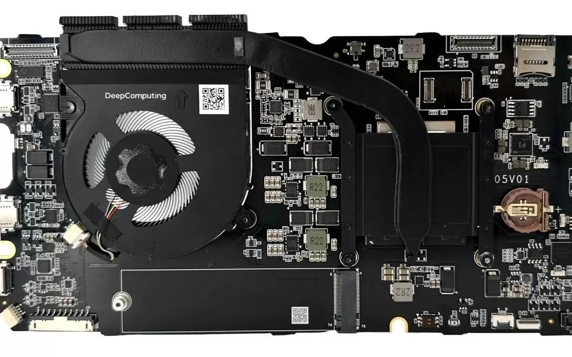 深度数智展示DC-ROMA RISC-V主板III，兼容Framework生态