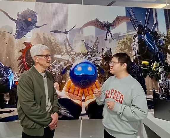 雷鸟创新亮相苹果游戏沙龙 与库克畅谈空间计算