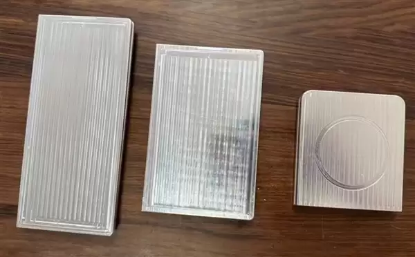 三星新款“阔折叠”机模曝光：三款齐发，全新比例告别狭长机身