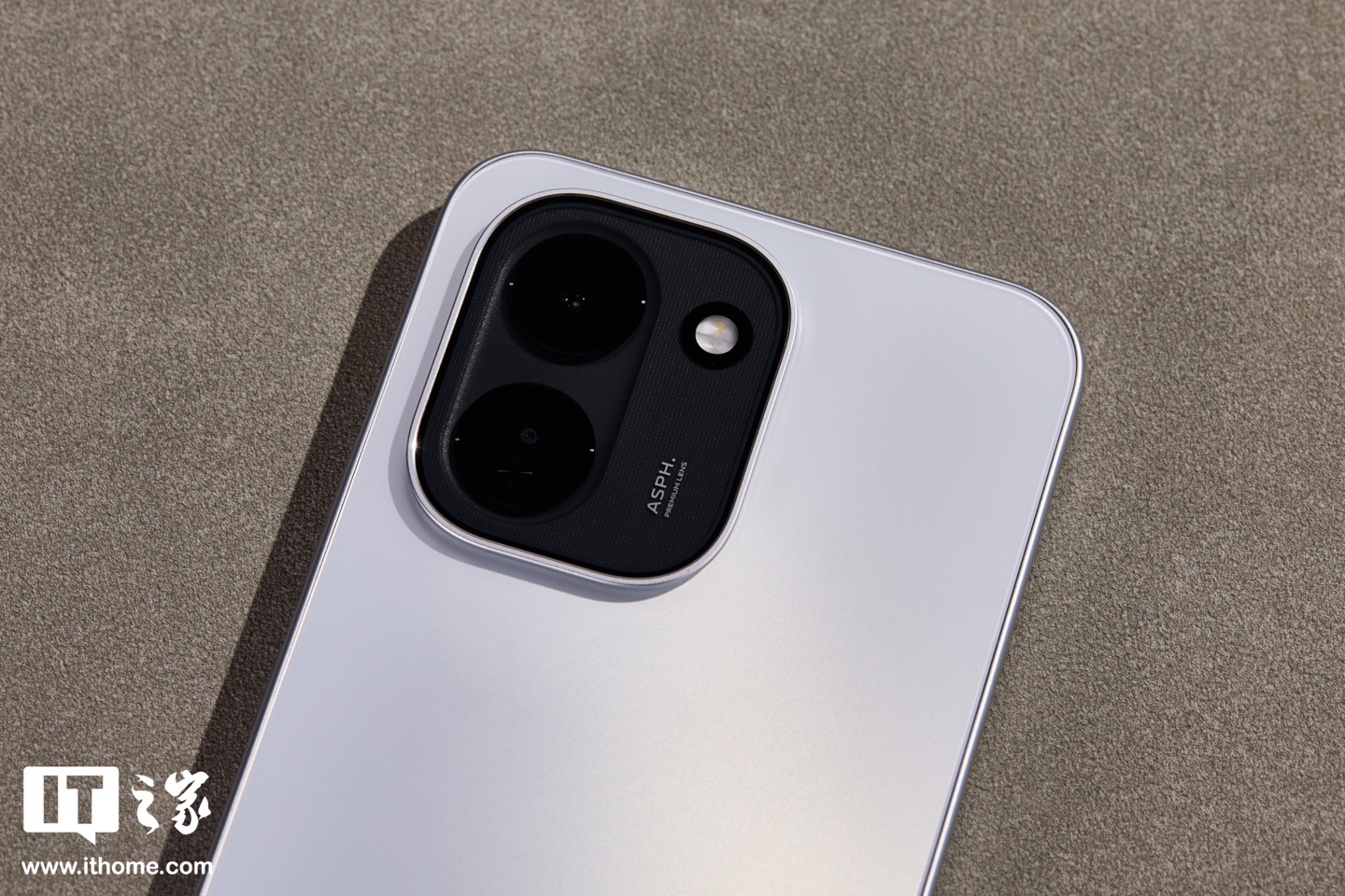 iQOO Z11 实拍图赏：iQOO 手机最大 9020mAh 电池 + iQOO 首个 165Hz 护眼电竞屏