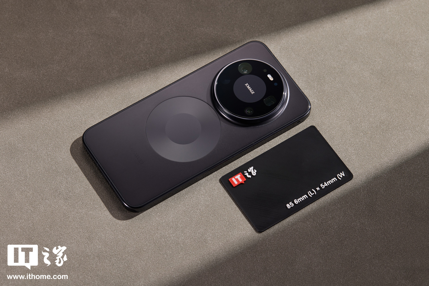 业界首创隐藏式无感出风设计：华为 Mate 80 Pro Max 风驰版图赏