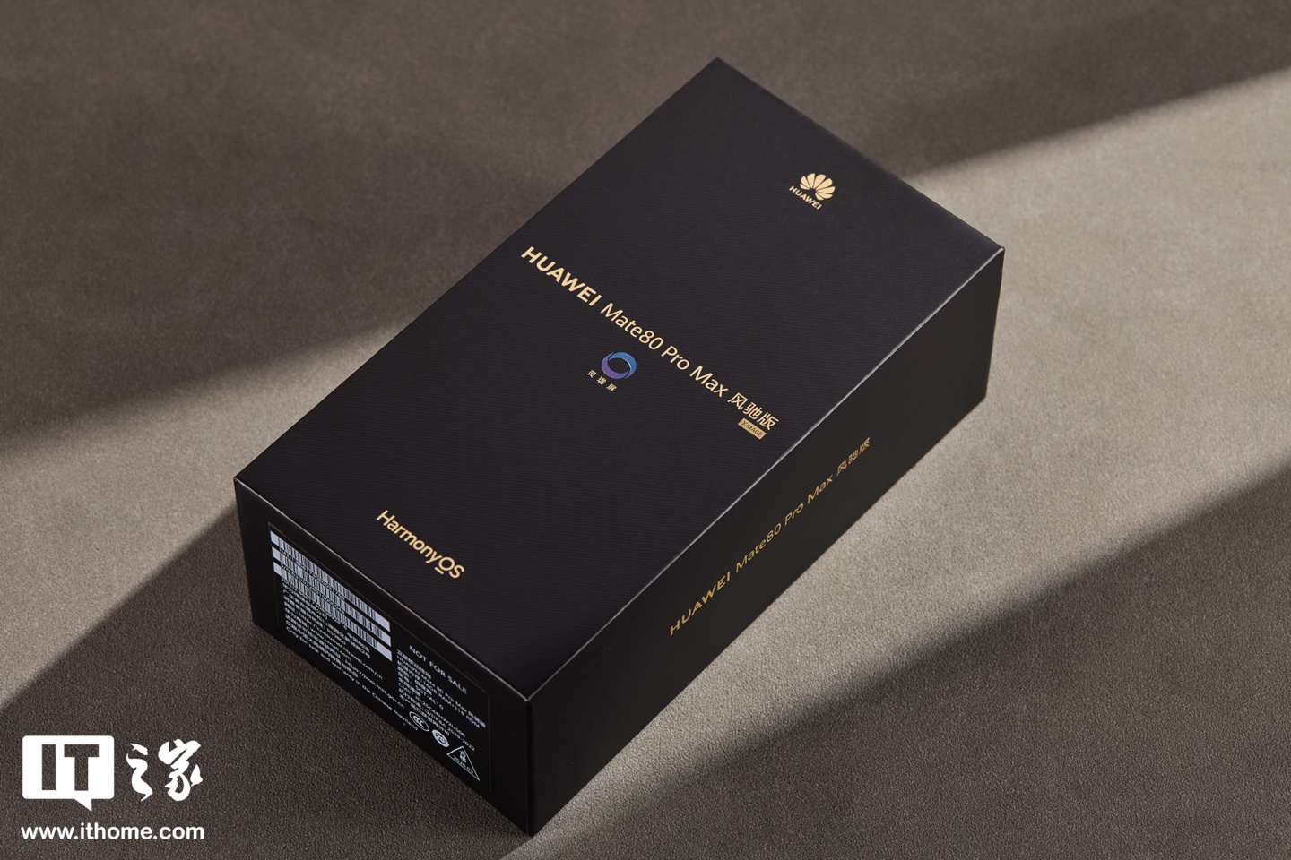 业界首创隐藏式无感出风设计：华为 Mate 80 Pro Max 风驰版图赏