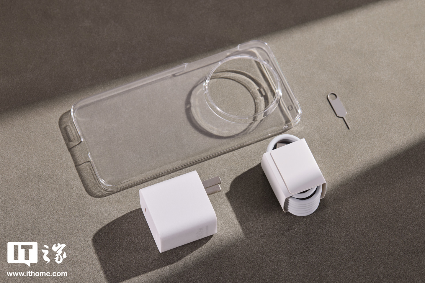 业界首创隐藏式无感出风设计：华为 Mate 80 Pro Max 风驰版图赏