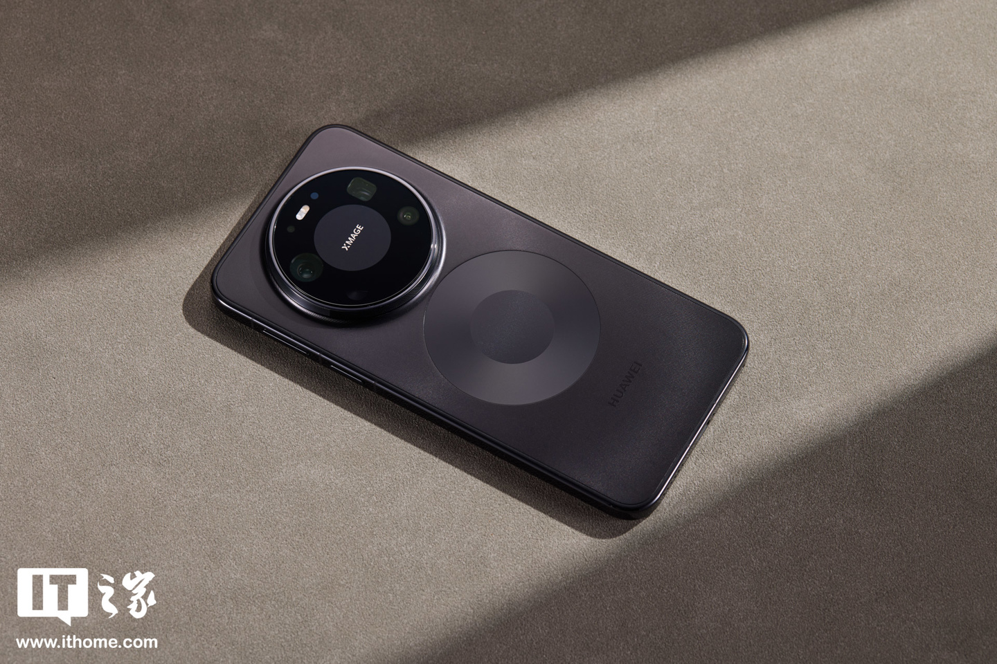业界首创隐藏式无感出风设计：华为 Mate 80 Pro Max 风驰版图赏