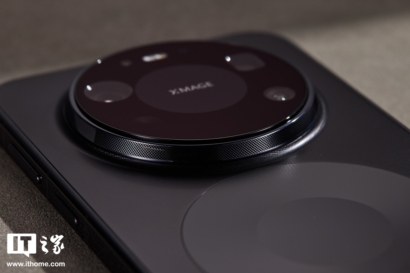 业界首创隐藏式无感出风设计：华为 Mate 80 Pro Max 风驰版图赏