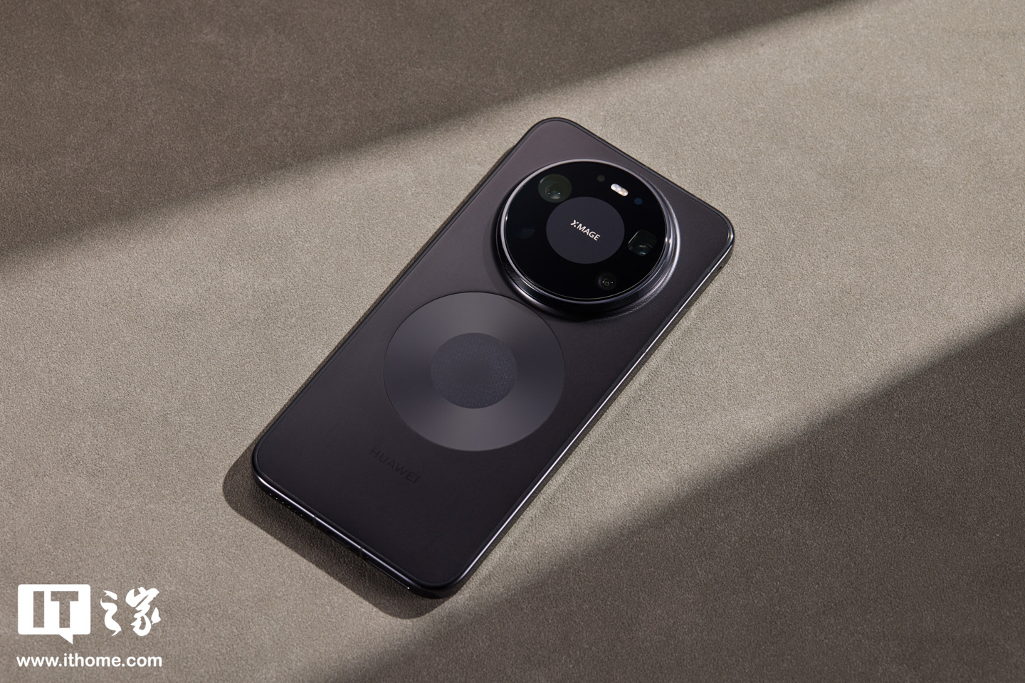 业界首创隐藏式无感出风设计：华为 Mate 80 Pro Max 风驰版图赏