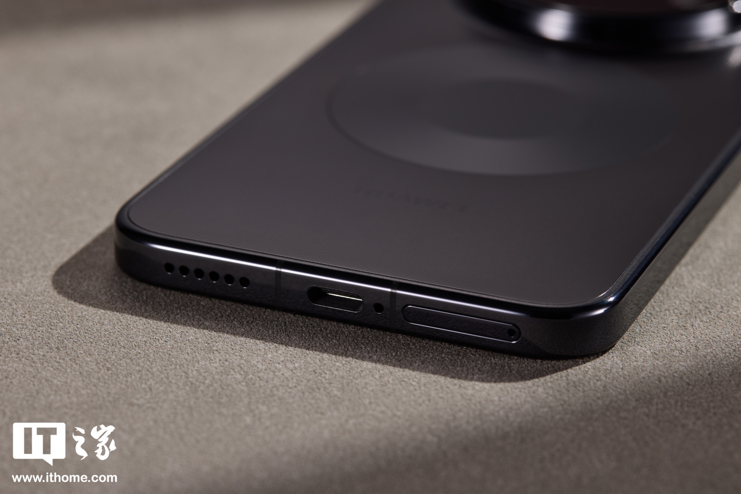 业界首创隐藏式无感出风设计：华为 Mate 80 Pro Max 风驰版图赏