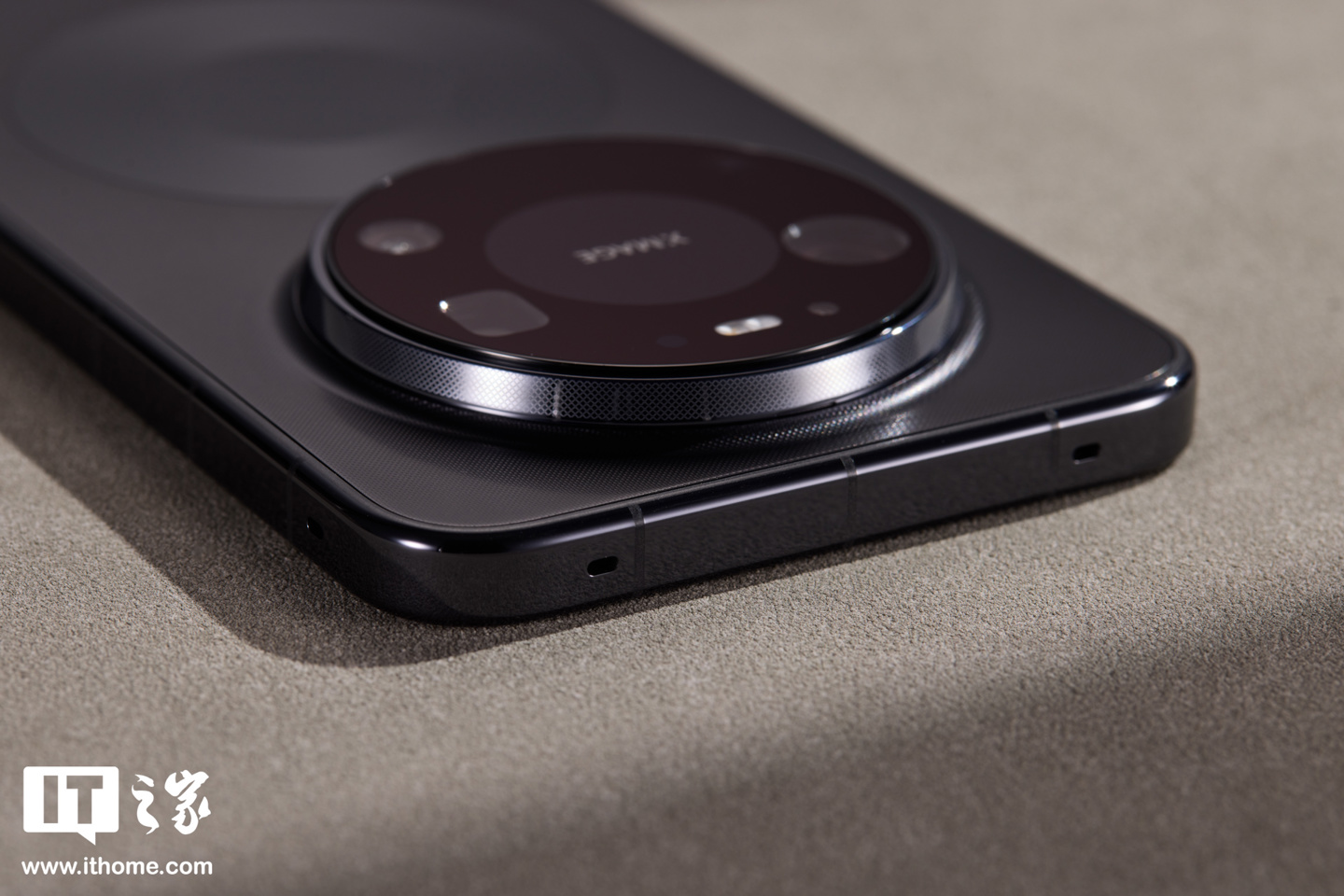 业界首创隐藏式无感出风设计：华为 Mate 80 Pro Max 风驰版图赏