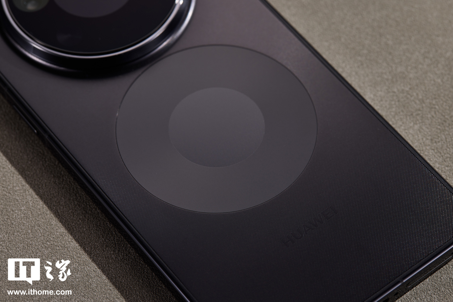 业界首创隐藏式无感出风设计：华为 Mate 80 Pro Max 风驰版图赏
