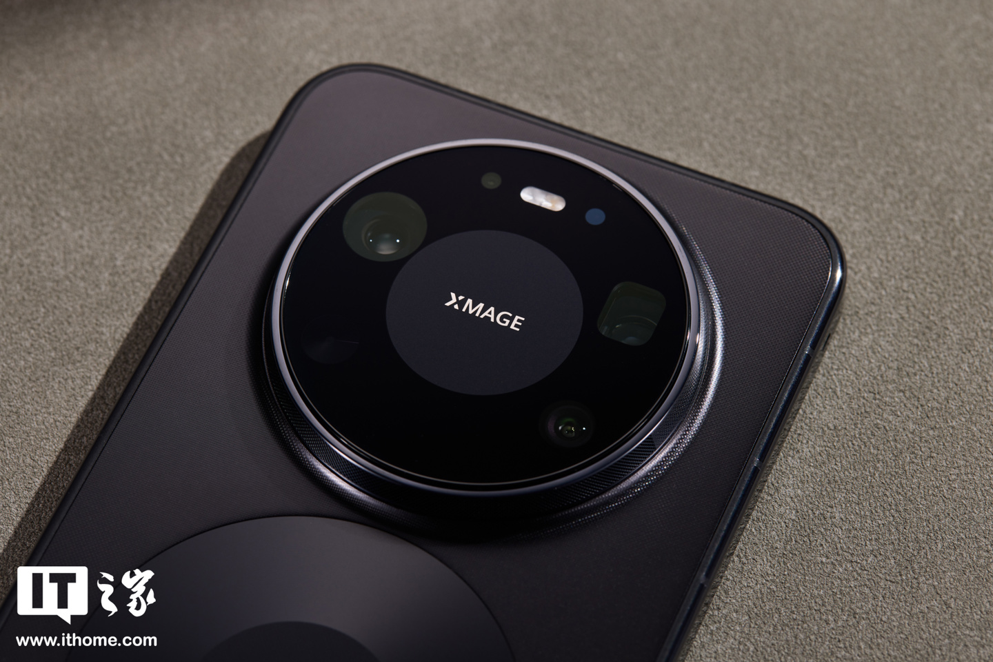 业界首创隐藏式无感出风设计：华为 Mate 80 Pro Max 风驰版图赏