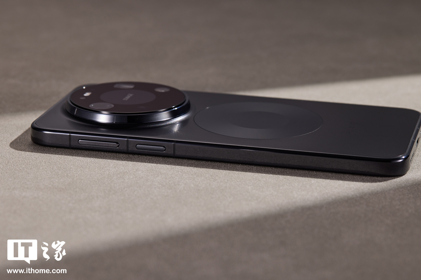 业界首创隐藏式无感出风设计：华为 Mate 80 Pro Max 风驰版图赏