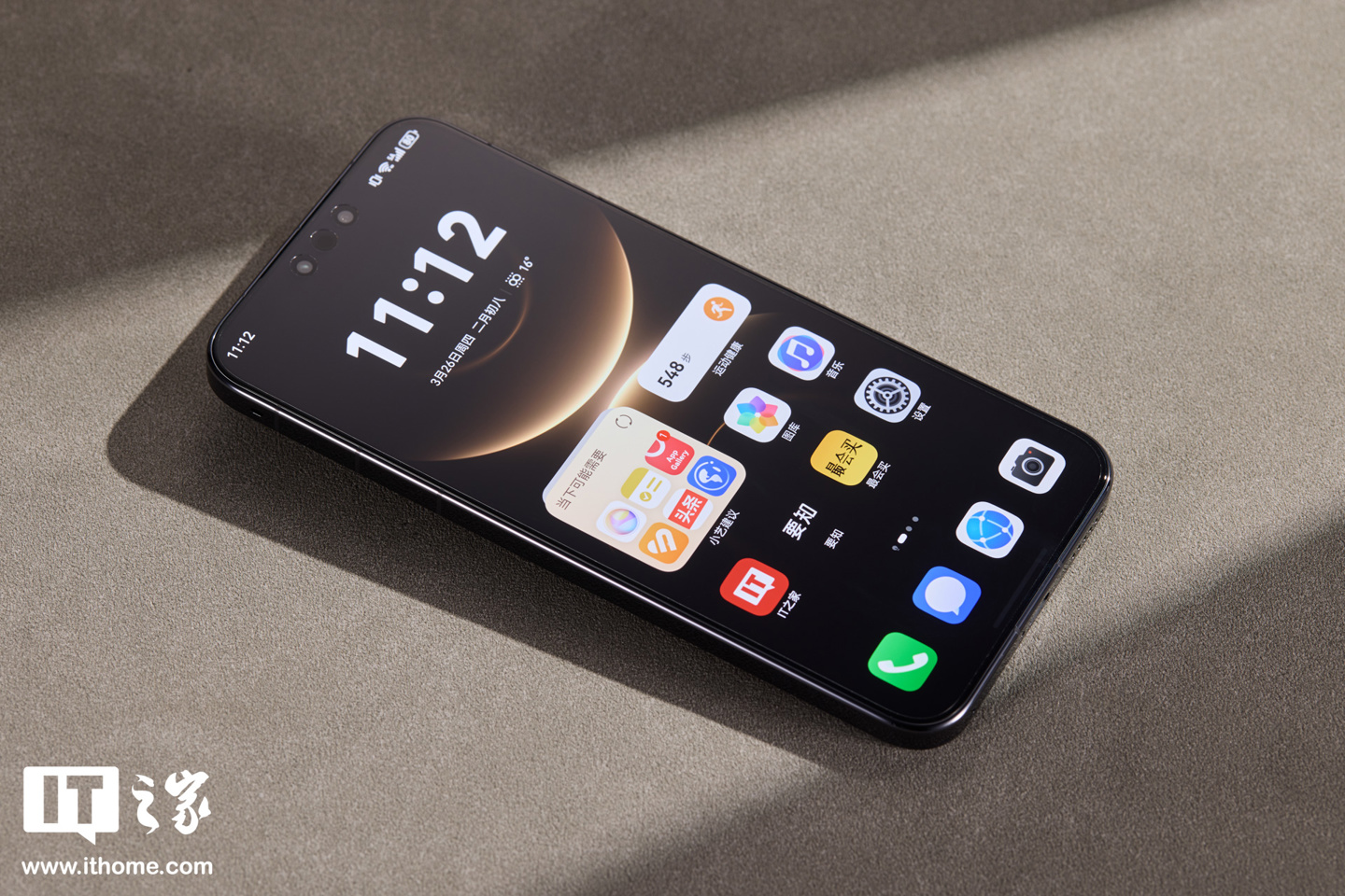 业界首创隐藏式无感出风设计：华为 Mate 80 Pro Max 风驰版图赏