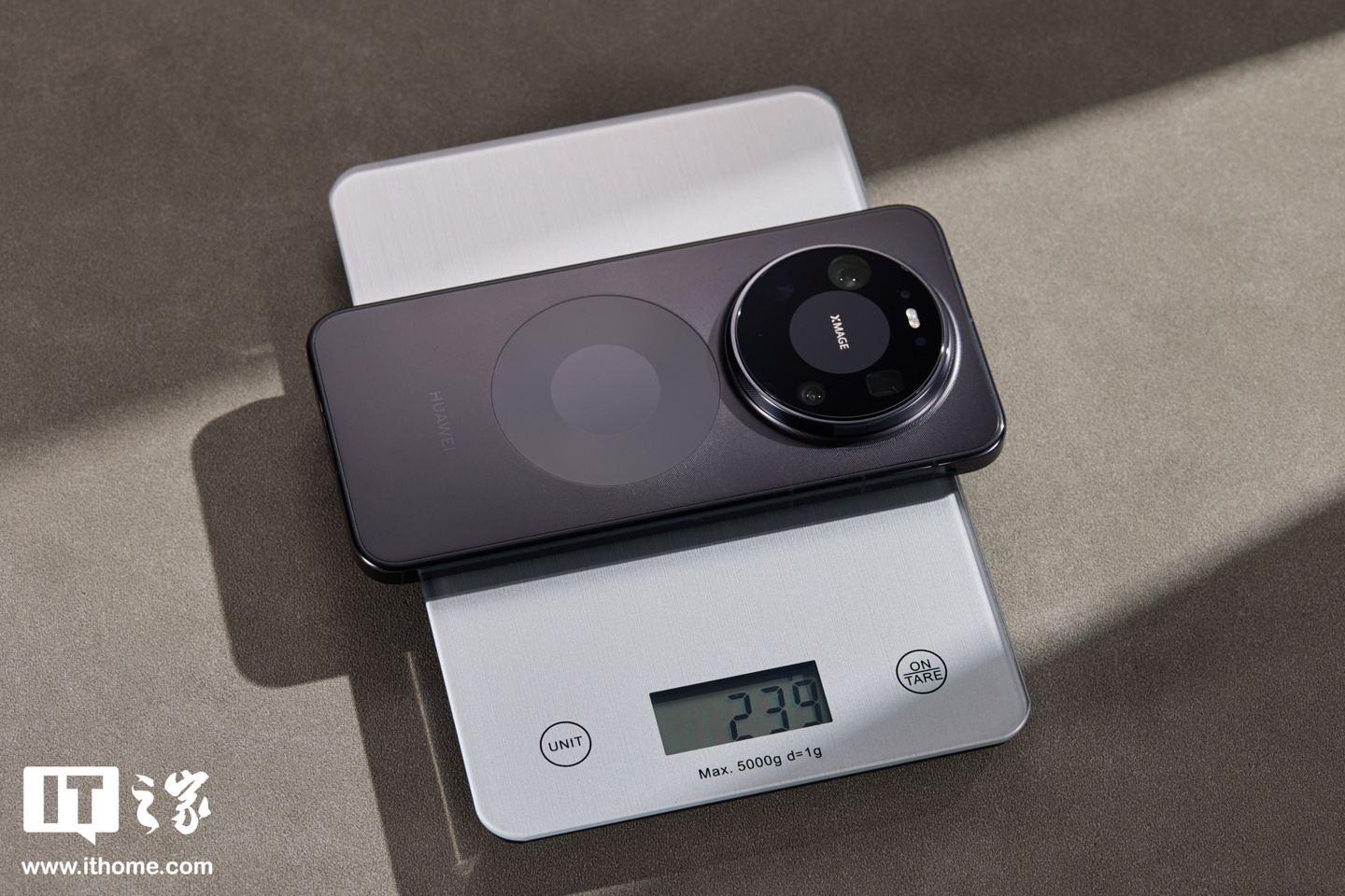 业界首创隐藏式无感出风设计：华为 Mate 80 Pro Max 风驰版图赏