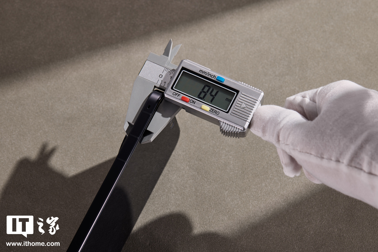 业界首创隐藏式无感出风设计：华为 Mate 80 Pro Max 风驰版图赏