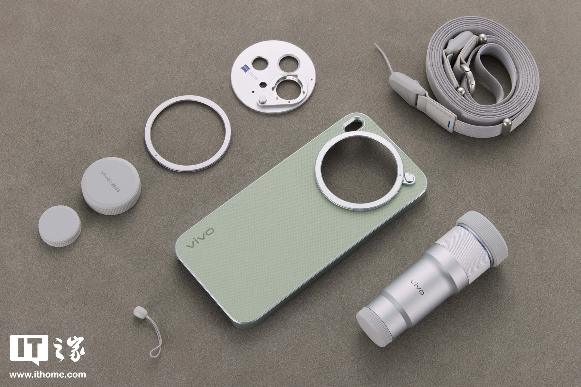 vivo X300s 摄影师套装实拍：经典摄影美学设计，号称“超能小 V 单”