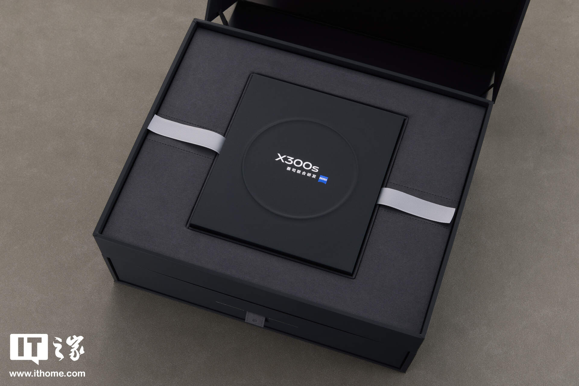 vivo X300s 摄影师套装实拍：经典摄影美学设计，号称“超能小 V 单”