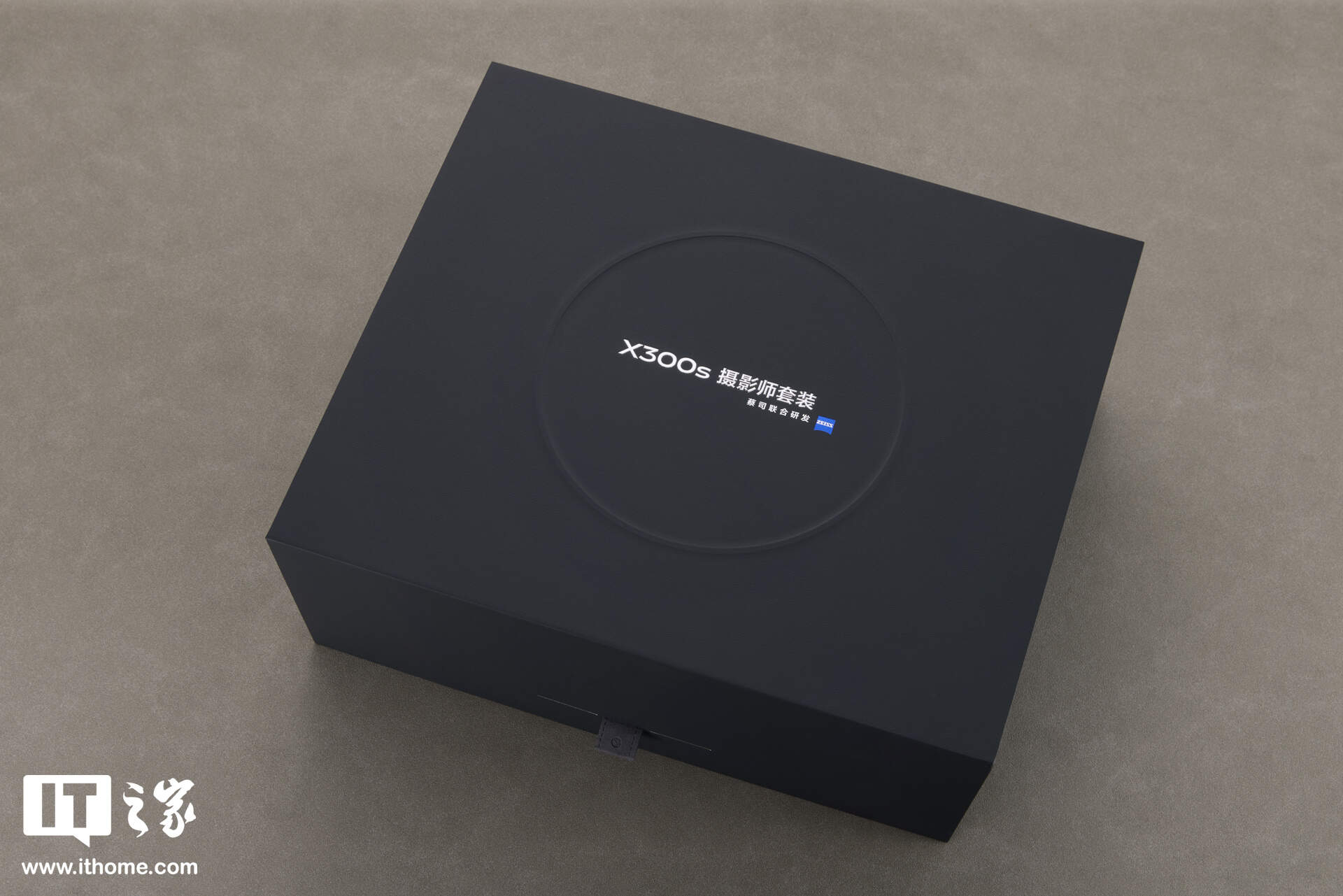 vivo X300s 摄影师套装实拍：经典摄影美学设计，号称“超能小 V 单”