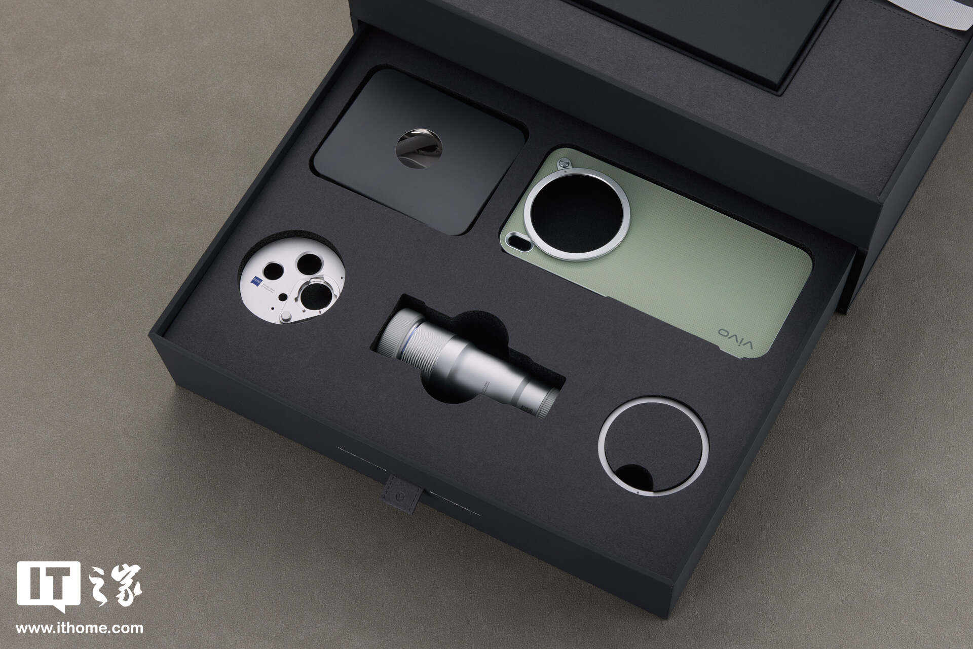 vivo X300s 摄影师套装实拍：经典摄影美学设计，号称“超能小 V 单”