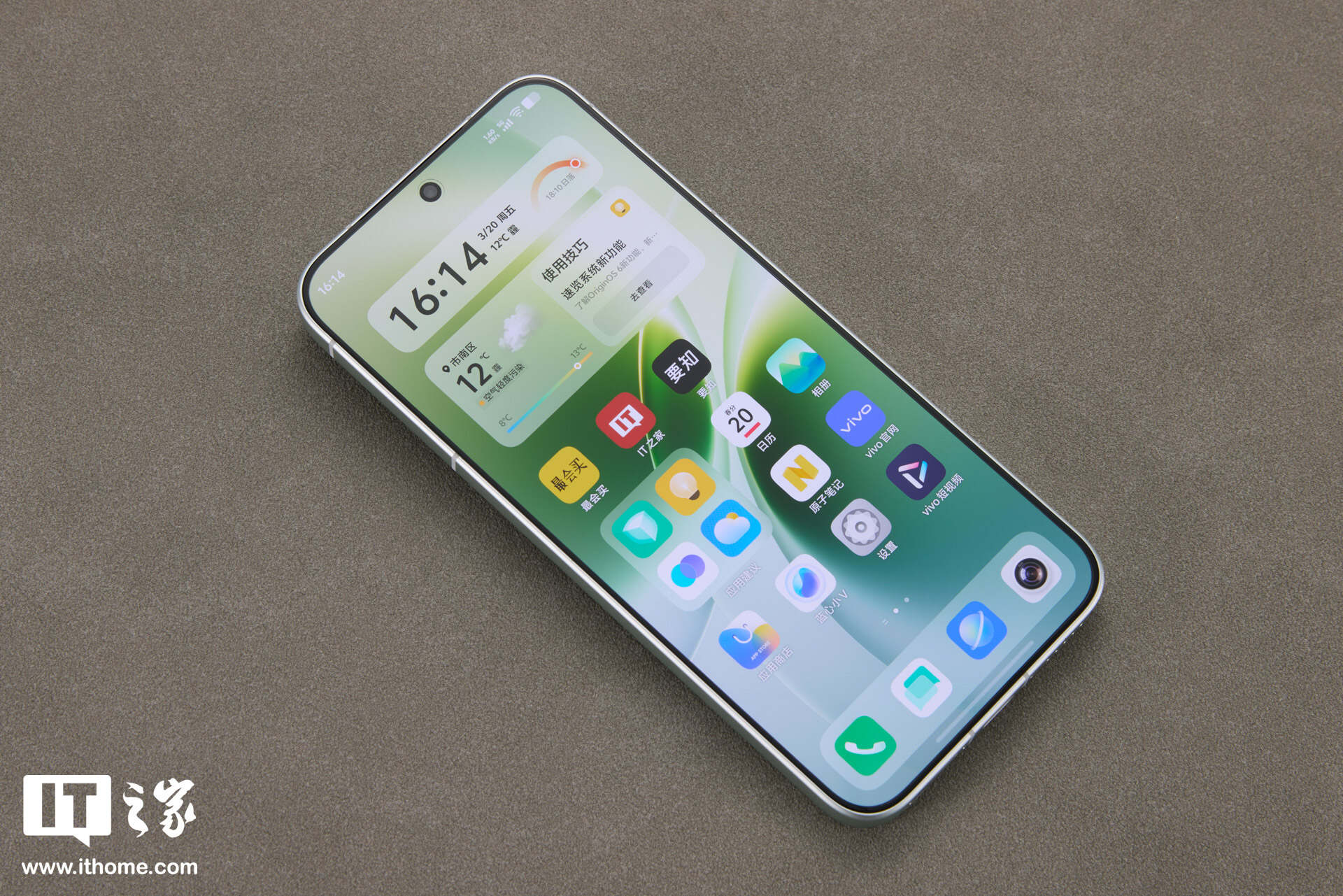 vivo X300s 摄影师套装实拍：经典摄影美学设计，号称“超能小 V 单”