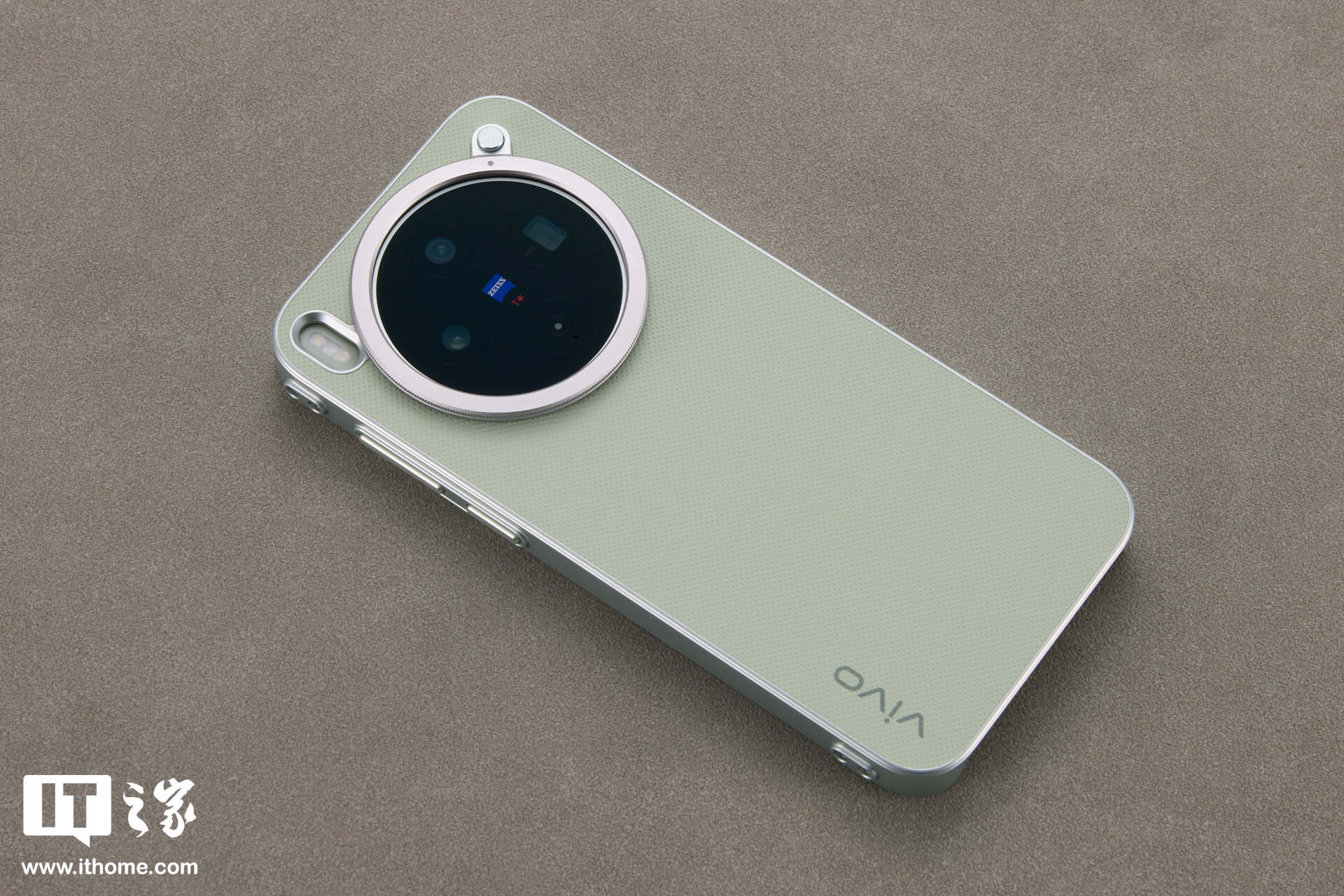 vivo X300s 摄影师套装实拍：经典摄影美学设计，号称“超能小 V 单”